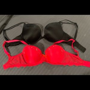 2 Victoria Secret bras in 32DD, excellent condition.  (Demi & very sexy push up)